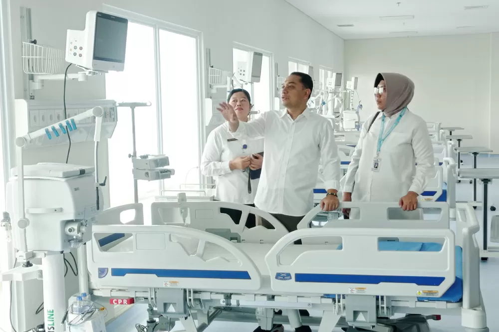 Wali Kota Surabaya, Eri Cahyadi, melakukan inspeksi untuk memastikan kesiapan pembukaan RSUD Eka Candrarini yang terletak di kawasan Rungkut, Surabaya.