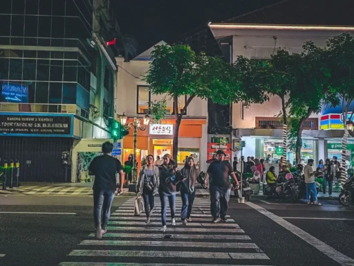Jalan Tunjungan Malam Hari