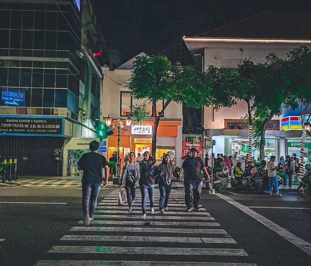 Jalan Tunjungan Malam Hari