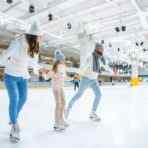 Ice Skating/foto: https://www.google.com/url?sa=i&url=https%3A%2F%2Fkwikrinksyntheticice.com%2Fwhy-you-need-ice-skating-rink-indoors%2F&psig=AOvVaw0BdGrYMjaytOZGdvsM07dB&ust=1751707849452000&source=images&cd=vfe&opi=89978449&ved=0CBUQjRxqFwoTCPjx47jyoo4DFQAAAAAdAAAAABAf