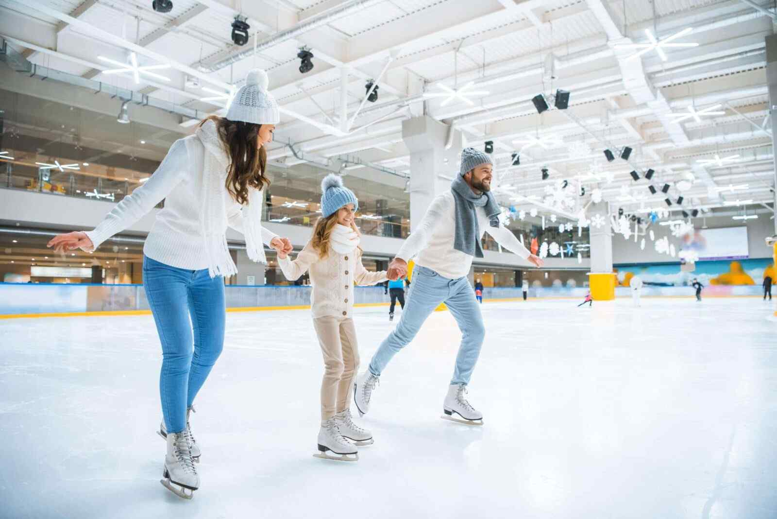 Ice Skating/foto: https://www.google.com/url?sa=i&url=https%3A%2F%2Fkwikrinksyntheticice.com%2Fwhy-you-need-ice-skating-rink-indoors%2F&psig=AOvVaw0BdGrYMjaytOZGdvsM07dB&ust=1751707849452000&source=images&cd=vfe&opi=89978449&ved=0CBUQjRxqFwoTCPjx47jyoo4DFQAAAAAdAAAAABAf