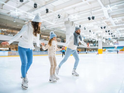 Ice Skating/foto: https://www.google.com/url?sa=i&url=https%3A%2F%2Fkwikrinksyntheticice.com%2Fwhy-you-need-ice-skating-rink-indoors%2F&psig=AOvVaw0BdGrYMjaytOZGdvsM07dB&ust=1751707849452000&source=images&cd=vfe&opi=89978449&ved=0CBUQjRxqFwoTCPjx47jyoo4DFQAAAAAdAAAAABAf