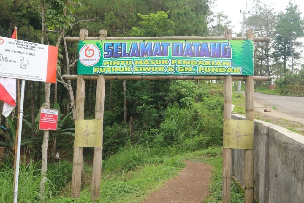 Gerbang masuk pendakian Gunung Pundak/sumber foto: rumah123