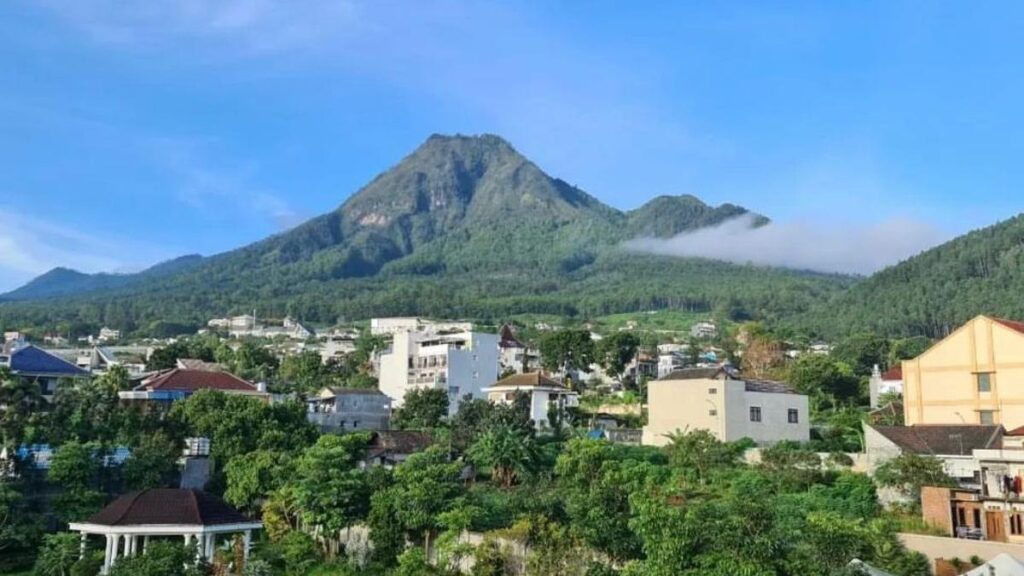 Gunung Panderman dari pemukiman/Sumber foto: Liputan6.com
