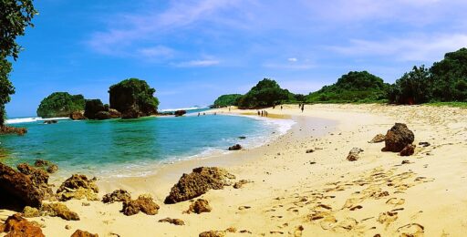 Pantai Watu Leter/Sumber foto: https://www.google.com/url?sa=i&url=https%3A%2F%2Fid.wikipedia.org%2Fwiki%2FPantai_Watu_Leter&psig=AOvVaw0Ej7eBx8wwWAOXAbp5biia&ust=1752035260736000&source=images&cd=vfe&opi=89978449&ved=0CBUQjRxqFwoTCKCR9JS2rI4DFQAAAAAdAAAAABAn