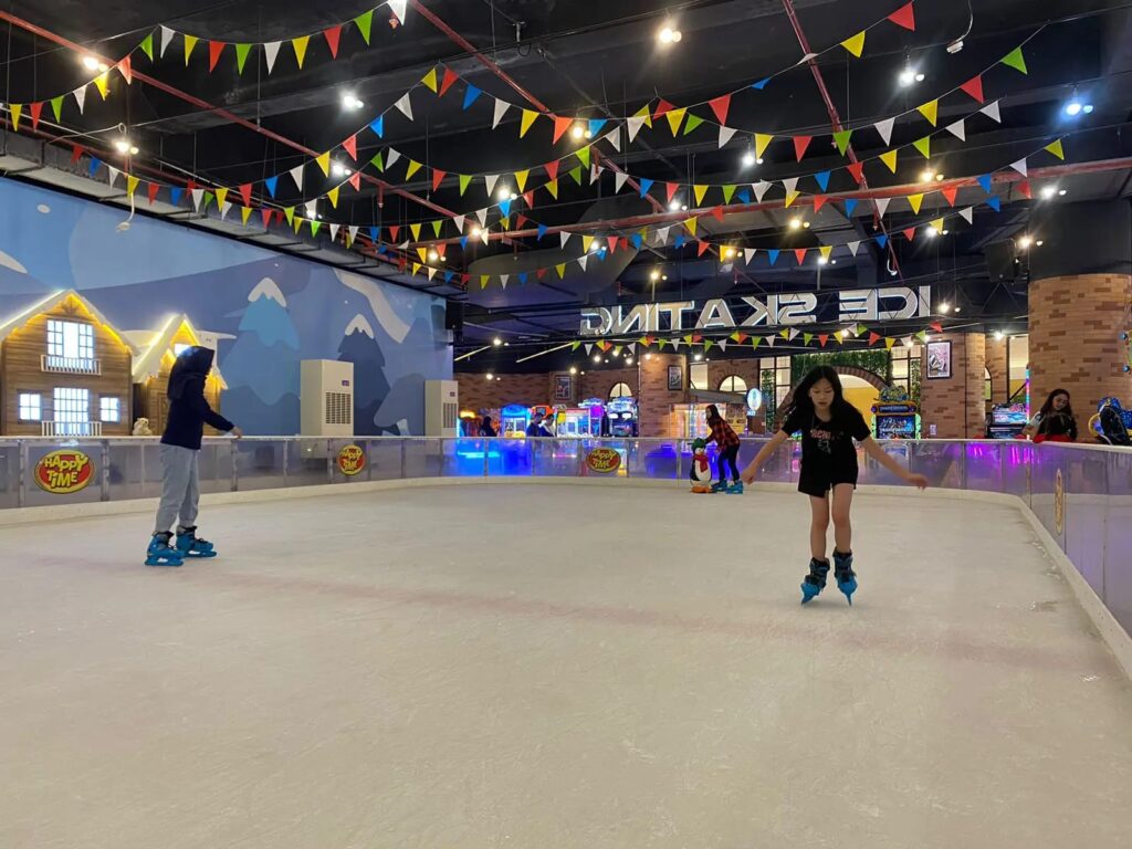 ICE SKating/sumber foto: Suara Surabaya