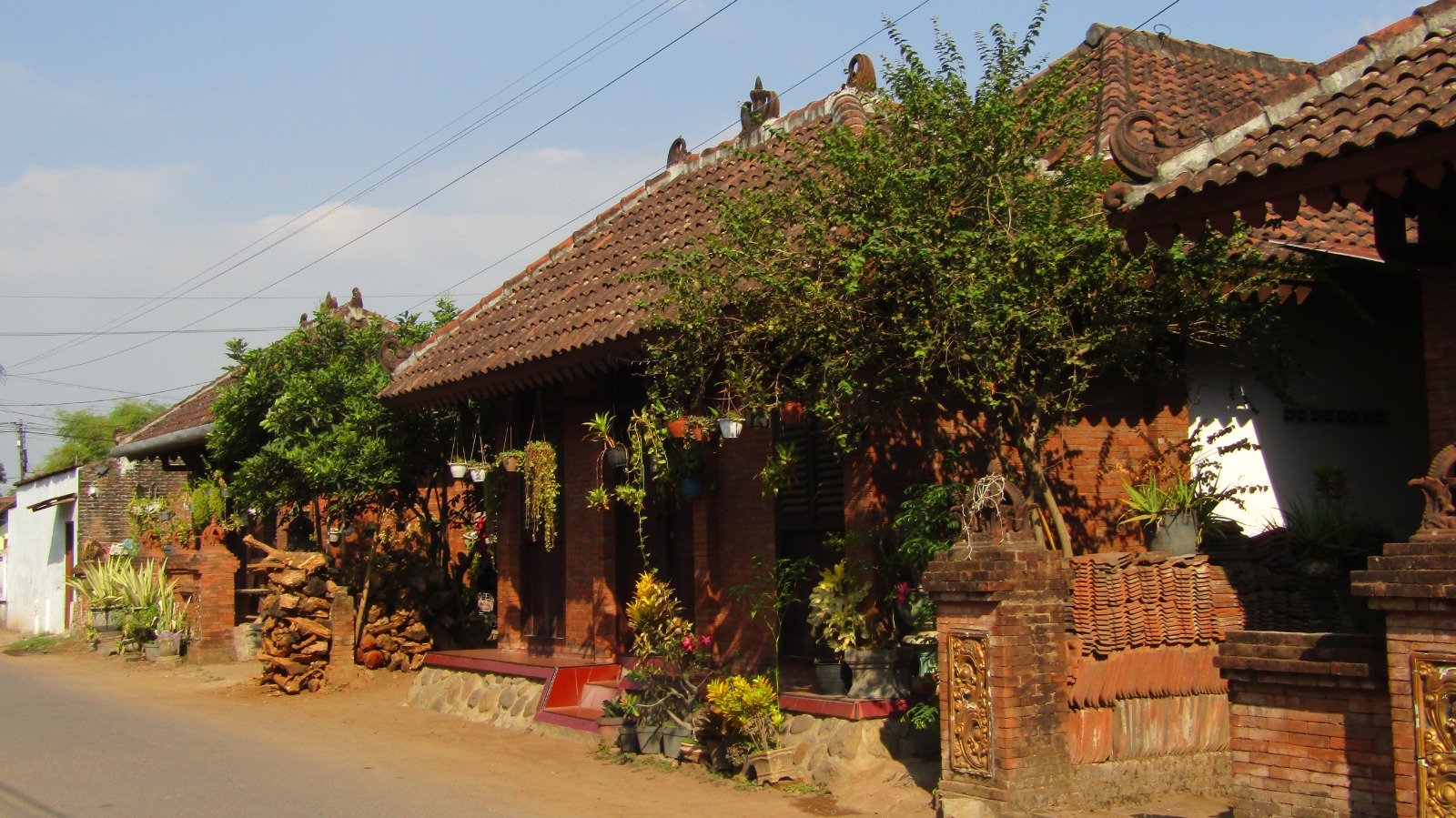 Kampung wisata bejijong/Sumber foto: https://www.google.com/url?sa=i&url=https%3A%2F%2Fmojokerto.disway.id%2Fread%2F1428%2Fdesa-wisata-bejijong-trowulan-mojokerto-sajikan-pengalaman-wisata-edukatif-sejarah-dan-budaya&psig=AOvVaw2jQtY_MlSYS9M1y7RXGdng&ust=1752293589054000&source=images&cd=vfe&opi=89978449&ved=0CBUQjRxqFwoTCKDj-MT4s44DFQAAAAAdAAAAABAL