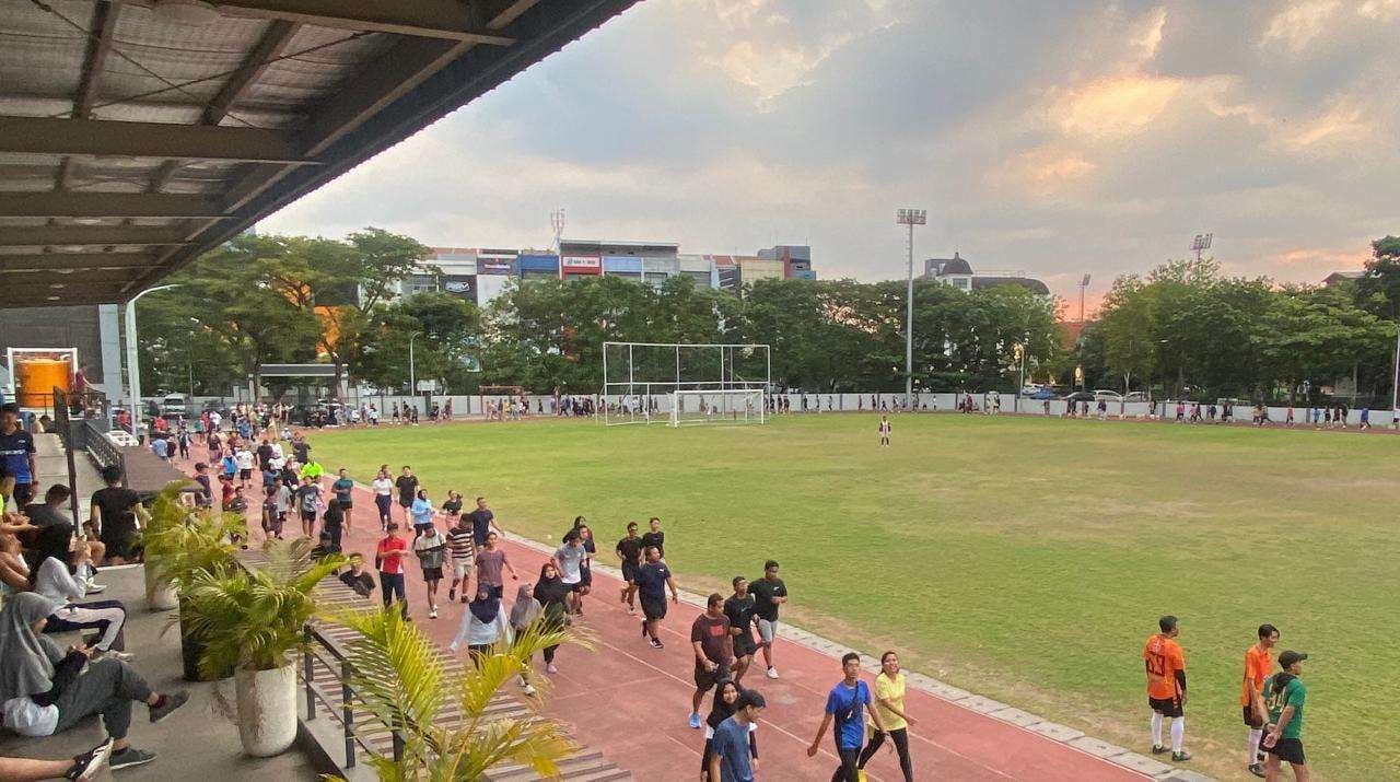 Sumber : https://www.google.com/url?sa=i&url=https%3A%2F%2Frri.co.id%2Fsampang%2Fberita-foto%2F15712%2Flapangan-bogowonto-tempat-jogging-warga-surabaya&psig=AOvVaw3K25ZP1hr_ipB0xQaa7t6k&ust=1756452850652000&source=images&cd=vfe&opi=89978449&ved=0CBUQjRxqFwoTCMjLvYL_rI8DFQAAAAAdAAAAABAE