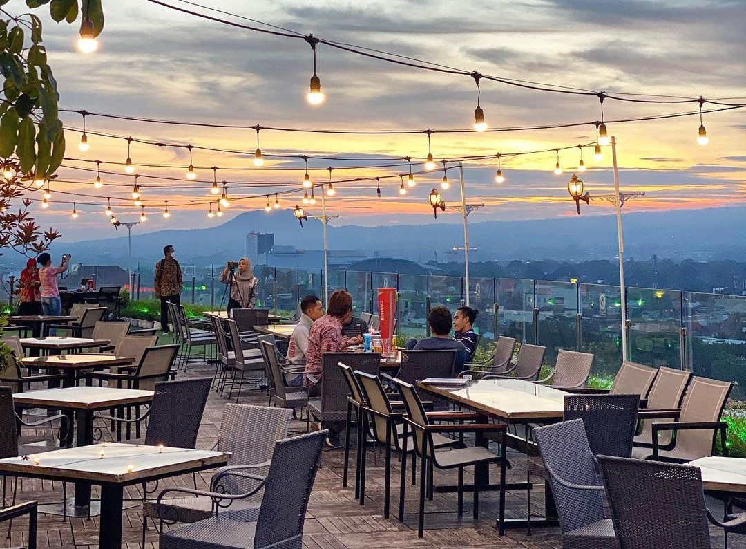 The 101 Malang OJ Rooftop Café 