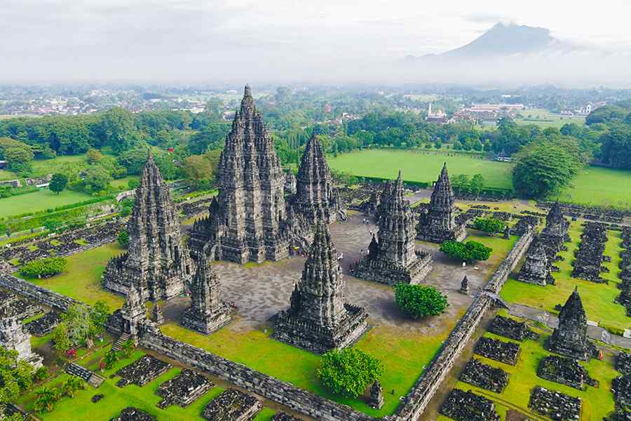 Sumber : https://www.google.com/url?sa=i&url=https%3A%2F%2Fwww.akartransjogja.com%2Fcandi-prambanan-mahakarya-warisan-hindu-di-indonesia%2F&p sig=AOvVaw24PdY0gazFra3d_xZKFO0r&ust=1757475259366000&source=images&cd=vfe&opi=89978449&ved=0CBUQjRxqFwoTCIjMitjfyo8DFQAAAAAdAAAAABBQ