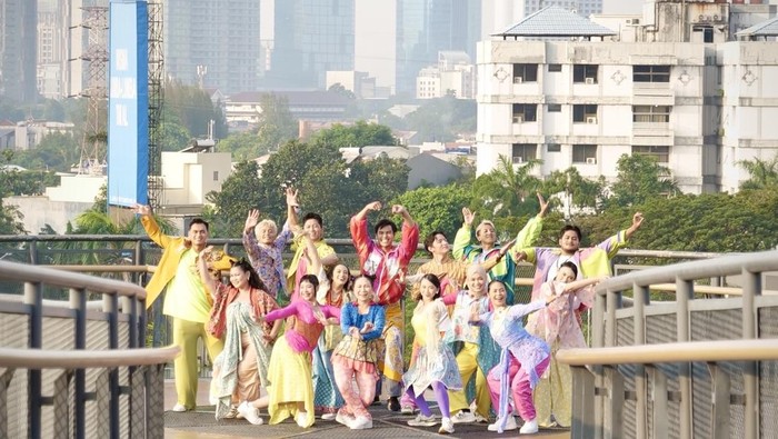 sumber dari : https://www.google.com/url?sa=i&url=https%3A%2F%2Fwww.detik.com%2Fpop%2Fculture%2Fd-8078446%2Fvakum-4-tahun-indonesia-menari-hadir-di-12-kota&psig=AOvVaw3E3olFY2D_8VG9T8NwUc08&ust=1756979127965000&source=images&cd=vfe&opi=89978449&ved=0CBUQjRxqFwoTCIjAqtGnvI8DFQAAAAAdAAAAABA8