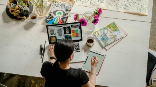 Sumber : https://www.google.com/url?sa=i&url=https%3A%2F%2Fbanyuwangi.viva.co.id%2Fgaya-hidup%2F5337-hobi-yang-mengasah-kreativitas-dan-imajinasimu&psig=AOvVaw0qDROz0MIJ0KPuzbmzO_bf&ust=1758936560532000&source=images&cd=vfe&opi=89978449&ved=0CBUQjRxqFwoTCJjG_ryj9Y8DFQAAAAAdAAAAABAc