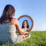 Sumber : https://www.google.com/url?sa=i&url=https%3A%2F%2Fkumparan.com%2Fmillennial%2F7-alasan-kenapa-cewek-cewek-hobi-banget-ngaca-di-berbagai-kesempatan-21dM5TYcD6&psig=AOvVaw3FE-MNmtAC5Yr03SWTqwwa&ust=1758167644277000&source=images&cd=vfe&opi=89978449&ved=0CBUQjRxqFwoTCJCakojz3o8DFQAAAAAdAAAAABAE