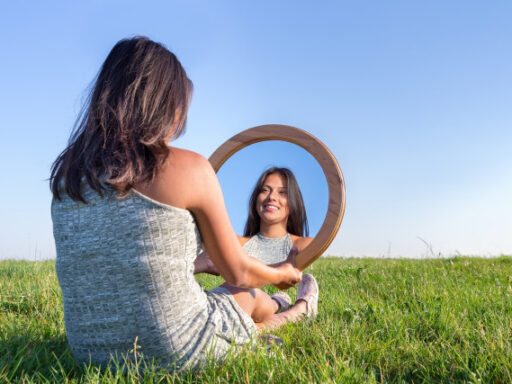 Sumber : https://www.google.com/url?sa=i&url=https%3A%2F%2Fkumparan.com%2Fmillennial%2F7-alasan-kenapa-cewek-cewek-hobi-banget-ngaca-di-berbagai-kesempatan-21dM5TYcD6&psig=AOvVaw3FE-MNmtAC5Yr03SWTqwwa&ust=1758167644277000&source=images&cd=vfe&opi=89978449&ved=0CBUQjRxqFwoTCJCakojz3o8DFQAAAAAdAAAAABAE