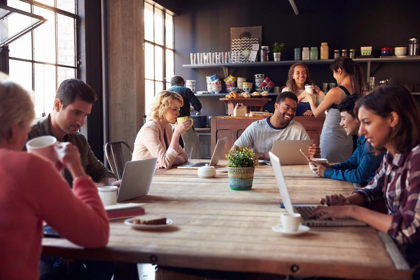 Sumber : https://www.google.com/url?sa=i&url=https%3A%2F%2Fblog.apexfacility.com%2Fblog%2Fhow-to-create-a-coffee-shop-environment-in-your-workspace&psig=AOvVaw1Pa4Shgnodt3ip1XhQJWd5&ust=1758352484122000&source=images&cd=vfe&opi=89978449&ved=0CBUQjRxqFwoTCNDH2cuj5I8DFQAAAAAdAAAAABAf