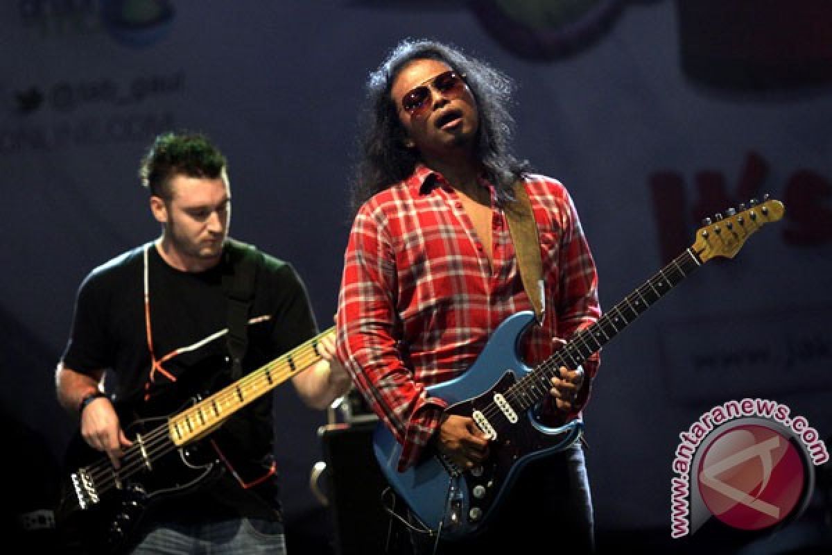 Sumber : https://www.google.com/url?sa=i&url=https%3A%2F%2Fwww.antaranews.com%2Fberita%2F405355%2Fgugun-blues-shelter-yang-tetap-dinanti-penonton-walau-hujan&psig=AOvVaw0zIxipc7Fgl_cm9KtYerfU&ust=1759551230572000&source=images&cd=vfe&opi=89978449&ved=0CBUQjRxqFwoTCNixu6mVh5ADFQAAAAAdAAAAABAT