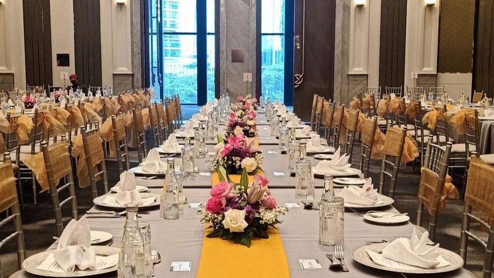 Sumber : https://www.google.com/url?sa=i&url=https%3A%2F%2Feastpro.co.id%2Fid%2Fartikel%2Finspirasi-event-gala-dinner-malam-elegan-penuh-kesan&psig=AOvVaw1NxWOWX6p10FgJw4tGCh3r&ust=1759809143688000&source=images&cd=vfe&opi=89978449&ved=0CBUQjRxqFwoTCLjxy5_WjpADFQAAAAAdAAAAABAE