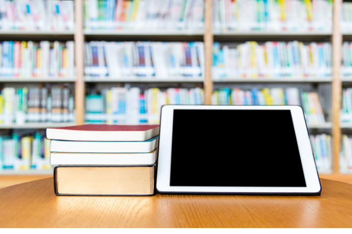 Sumber : https://www.google.com/url?sa=i&url=https%3A%2F%2Fdigitalmama.id%2F2024%2F04%2Fajak-anak-membaca-buku-fisik-atau-buku-digital%2F&psig=AOvVaw1osIVnaCZ_hDcE0hy6tFBY&ust=1760672026868000&source=images&cd=vfe&opi=89978449&ved=0CBUQjRxqFwoTCOi8xMzkp5ADFQAAAAAdAAAAABAk
