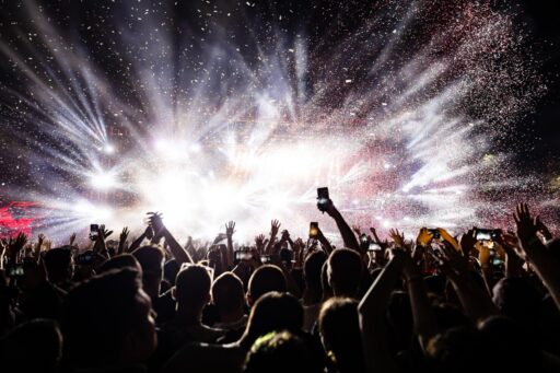 Sumber : https://www.google.com/url?sa=i&url=https%3A%2F%2Fsisiplus.katadata.co.id%2Fberita%2Fgaya-hidup%2F1715%2Fkonser-musik-di-indonesia-kelas-dunia-ini-selalu-dinantikan-setiap-tahun&psig=AOvVaw2YLODHPByEiOtmtw_v9Nbx&ust=1760499008499000&source=images&cd=vfe&opi=89978449&ved=0CBUQjRxqFwoTCIjW2ILgopADFQAAAAAdAAAAABAE
