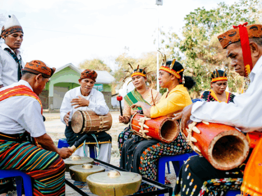 Sumber : https://www.google.com/url?sa=i&url=https%3A%2F%2Fkumparan.com%2Fkabar-harian%2Fapa-bedanya-musik-tradisional-dengan-musik-kreasi-baru-modern-1x57s7k11ah&psig=AOvVaw2GymlXt3_R85n_Fw3prUXk&ust=1760153839399000&source=images&cd=vfe&opi=89978449&ved=0CBUQjRxqFwoTCMinrpnamJADFQAAAAAdAAAAABAE