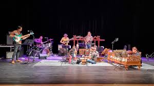 Sumber : https://www.google.com/url?sa=i&url=https%3A%2F%2Fsuratdunia.com%2F2022%2F03%2F16%2Fkolaborasi-gamelan-dan-musik-moderen-memukau-masyarakat-kota-montpellier%2F&psig=AOvVaw2EjxMjlSQGeT6uUX_T0Cp5&ust=1760154072976000&source=images&cd=vfe&opi=89978449&ved=0CBUQjRxqFwoTCPjpkInbmJADFQAAAAAdAAAAABAS