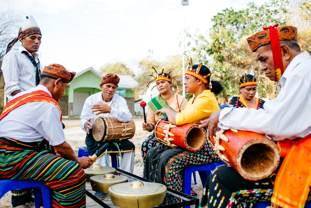 Sumber : https://www.google.com/url?sa=i&url=https%3A%2F%2Fkumparan.com%2Fkabar-harian%2Fapa-bedanya-musik-tradisional-dengan-musik-kreasi-baru-modern-1x57s7k11ah&psig=AOvVaw2GymlXt3_R85n_Fw3prUXk&ust=1760153839399000&source=images&cd=vfe&opi=89978449&ved=0CBUQjRxqFwoTCMinrpnamJADFQAAAAAdAAAAABAE