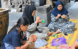 Peserta mengikuti kegiatan kreatif dalam Pottery Class di Museum Radya Pustaka