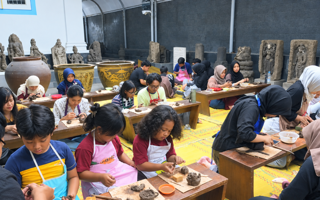 Peserta mengikuti kegiatan pottery class di Museum Radya Pustaka Surakarta