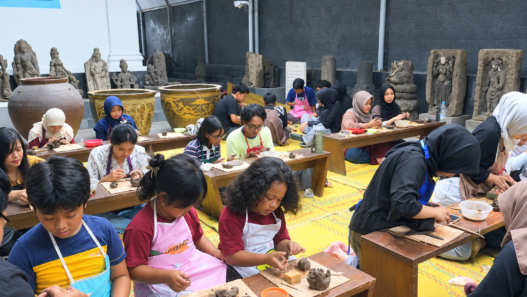 Peserta mengikuti kegiatan pottery class di Museum Radya Pustaka Surakarta