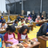 Peserta mengikuti kegiatan pottery class di Museum Radya Pustaka Surakarta