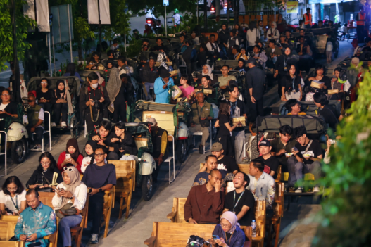 Suasana penonton Kotabaru Heritage Film Festival di malam hari
