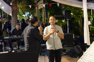 Pertunjukan Jazz Triwindu Solo di malam hari