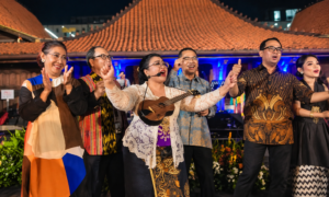 Penampilan musik keroncong oleh grup Keroncong Keprabon mengenakan pakaian tradisional di atas panggung