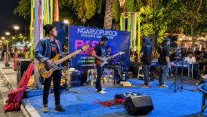 Penampilan musik konser ruang terbuka Ngarsopurock dengan musisi bermain gitar