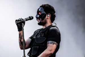 The Weeknd tampil dalam sebuah pertunjukan musik.
