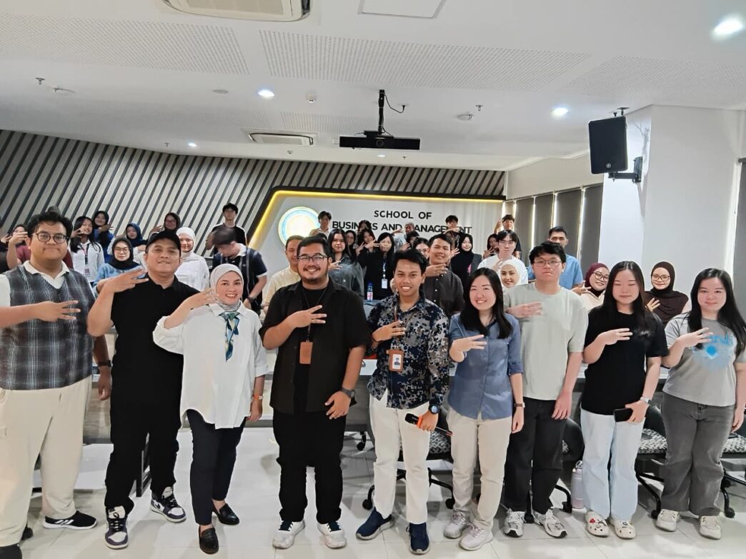 Peserta dan pembicara mengikuti event Cyber-Resilient Digital Ventures di Surabaya