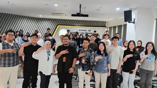 Peserta dan pembicara mengikuti event Cyber-Resilient Digital Ventures di Surabaya