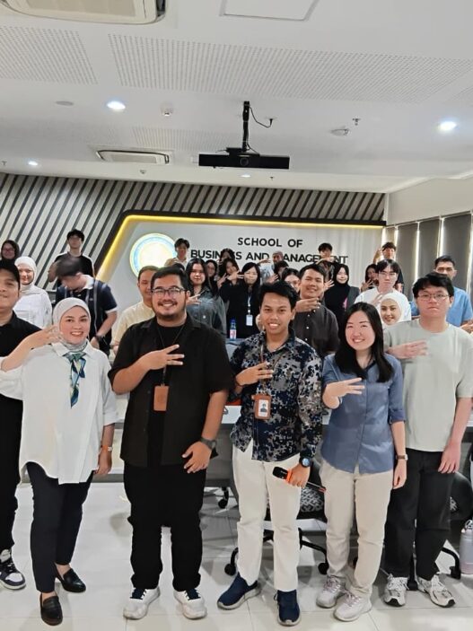 Peserta dan pembicara mengikuti event Cyber-Resilient Digital Ventures di Surabaya