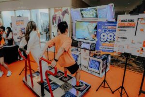 Pengunjung mencoba permainan dance arcade di area JETEFEST 2026