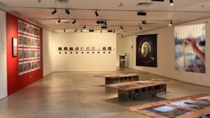 Suasana ruang pameran dengan berbagai karya fotografi dan instalasi seni