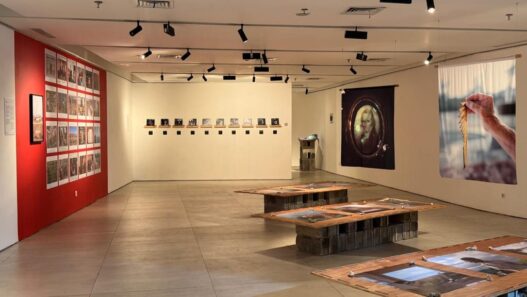 Suasana ruang pameran dengan berbagai karya fotografi dan instalasi seni