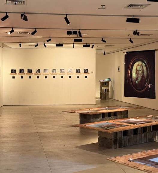 Suasana ruang pameran dengan berbagai karya fotografi dan instalasi seni