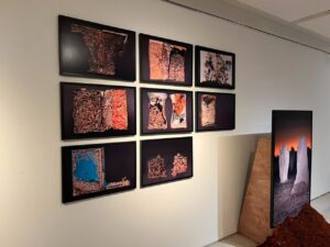 Karya seni dalam bingkai yang dipajang di ruang pameran