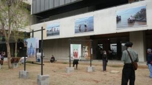 Pameran fotografi di ruang terbuka dengan berbagai karya foto
