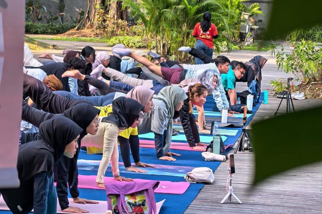Peserta mengikuti kegiatan yoga dalam Cerita Kota Cerita Kita di Solo