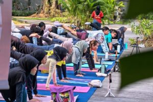 Peserta mengikuti kegiatan yoga dalam Cerita Kota Cerita Kita di Solo