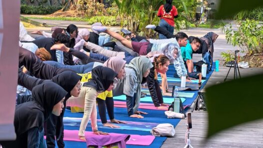Peserta mengikuti kegiatan yoga dalam Cerita Kota Cerita Kita di Solo