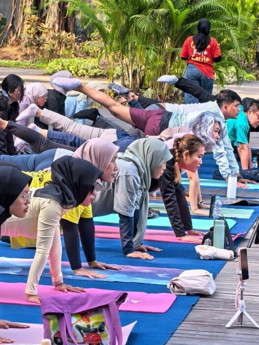 Peserta mengikuti kegiatan yoga dalam Cerita Kota Cerita Kita di Solo