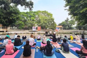 Peserta mengikuti sesi yoga dalam Cerita Kota Cerita Kita di Solo