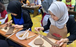 Peserta membuat kerajinan tanah liat dalam workshop di Museum Radya Pustaka